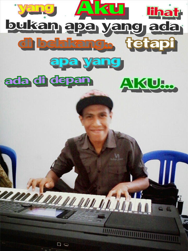 foto mahasiswa stt gks lewa, bermain keyboard